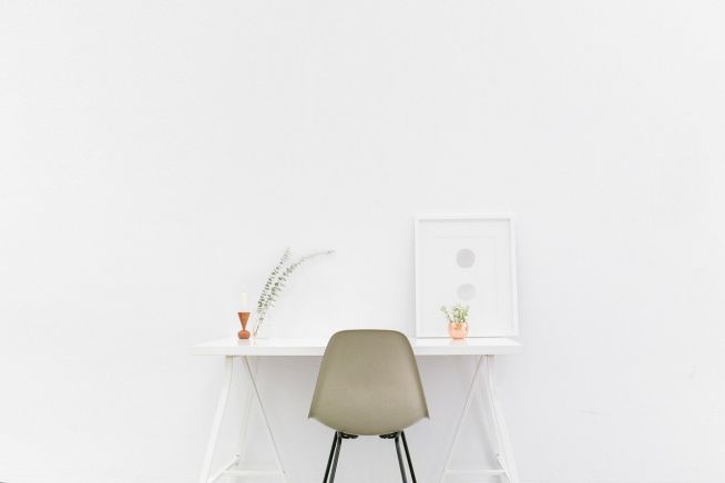 단순 심플 Desk Table Simple Mockup White Background 책상 태블릿 의자 정돈 방 사무실