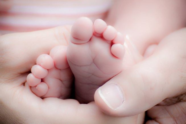 baby feet born small mother