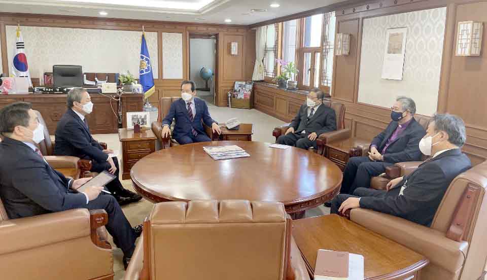 ▲한교총 대표단이 정세균 국무총리와 대화하고 있다.