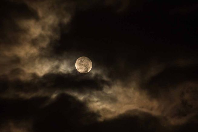 달 구름 흐린 어두운 보름달 밤하늘 하늘 밤