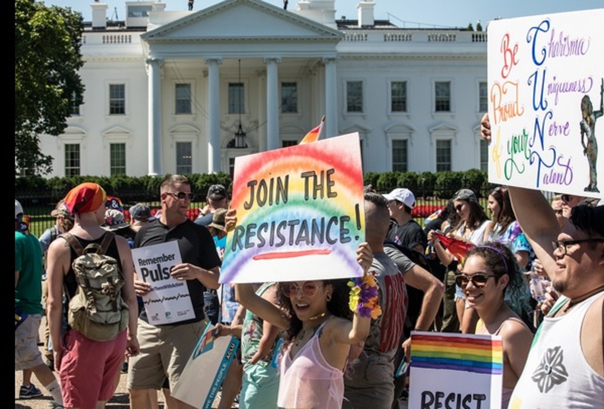 ▲백악관 앞을 지나가는 LGBTQ 퍼레이드 참가자들.  ⓒ크투 DB