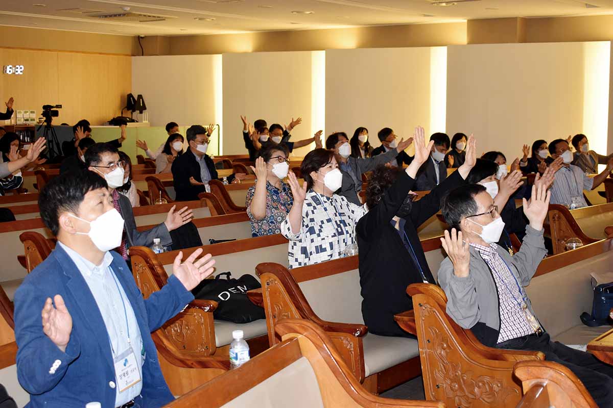 ▲선교사들이 기도하고 있다.