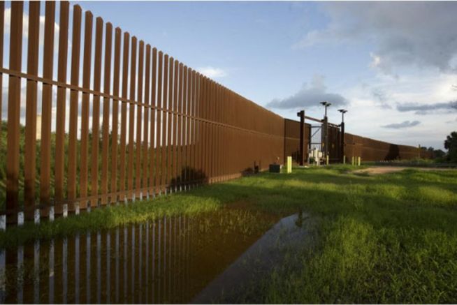 텍사스주에 설치된 미국-멕시코 국경 장벽.