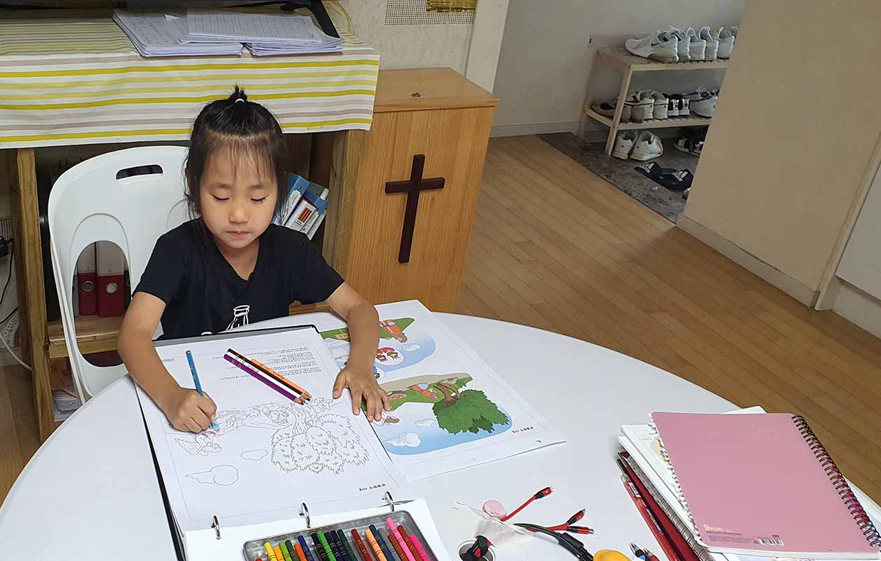 ▲7살 안예지 학생이 성경파노라마 그림을 색칠하고 있는 모습. ⓒ당진예빛교회