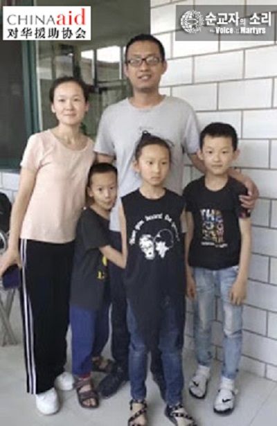 지난 5월, 리시 구치소에 구금되었다가 석방된 뒤 가족들과 포즈를 취한 자오 형제.