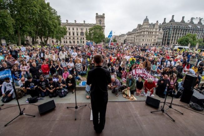 지난 9월 4일 영국 생명의 행진 참석자들이 의회 앞에서 모여서 시위를 벌였다. 