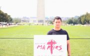 일리노이 주 시카고에서 온 참석자 마리오가 25일 워싱턴 DC에서 열린 순교자를 위한 행진에 참석했다.  