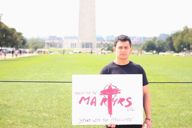 일리노이 주 시카고에서 온 참석자 마리오가 25일 워싱턴 DC에서 열린 순교자를 위한 행진에 참석했다.  