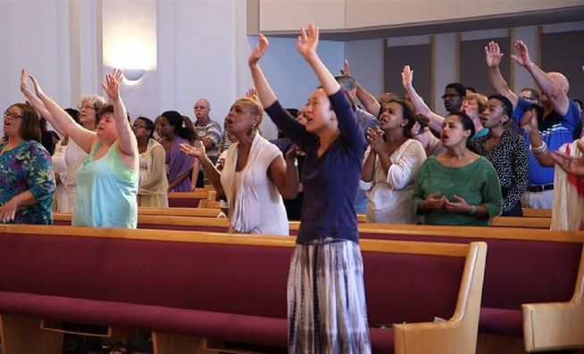 오하이오 신시내티에 있는 사람들의 교회(Peoples Church)에서 교인들이 예배하고 있다.