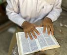 성경을 읽고 있는 미얀마 기독교인.  