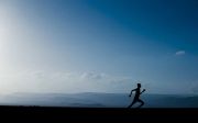  풍경 하늘 남성 달리기 연습 실루엣 조깅 끈기 인내 고난 역전 역설 꾸준 루틴 습관 훈련