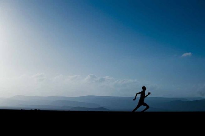  풍경 하늘 남성 달리기 연습 실루엣 조깅 끈기 인내 고난 역전 역설 꾸준 루틴 습관 훈련