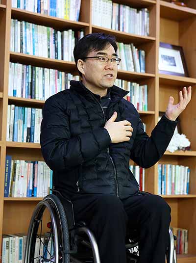 ▲김용구 박사가 이야기하고 있다. ⓒ한남대