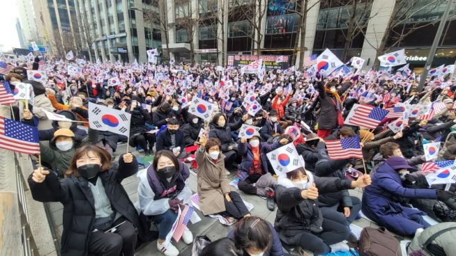 한국교회 지도자들과 성도들, 그리고 애국시민들이 3.1절을 맞아 광화문 이승만광장과 청계광장에서 ‘3.1절 광화문 1천만 국민기도회’를 개최했다. 