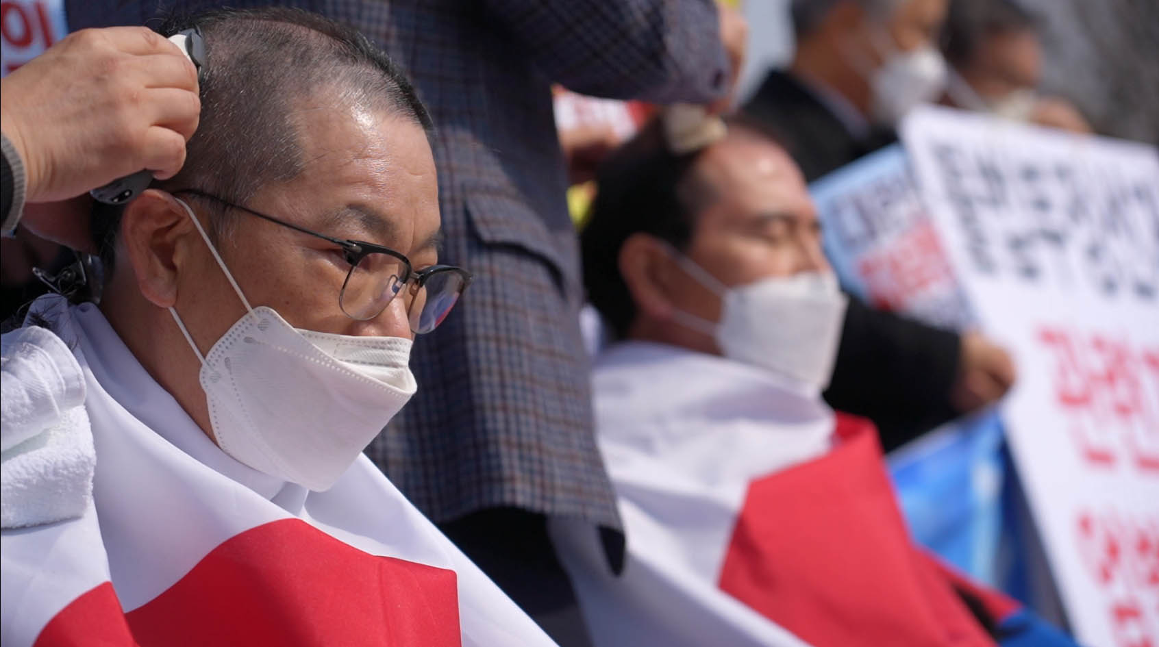 ▲(왼쪽부터) 삭발식을 거행하고 있는 박경배 목사(대전송촌교회)와 이상민 목사(대구서문교회). ⓒ크투 DB