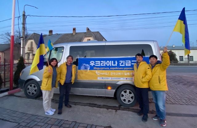 한교봉과 KWMA의 구호물품이 실린 차량