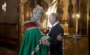 2018년 키릴 러시아정교회 총대주교(왼쪽)가 6년 임기를 새로 시작하는 블라디미르 푸틴 러시아 대통령을 축복한 뒤 포옹을 나누고 있다.  