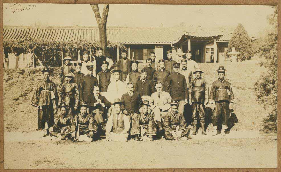 ▲1904-1905년 美 공사관저 앞에서 직원들과 함께 사진을 찍은 고든 패독 서기관, 에드윈 모간 공사, 윌러드 디커먼 스트레이트 부 총영사(둘째 줄). ⓒ주한 미국대사관 홈페이지