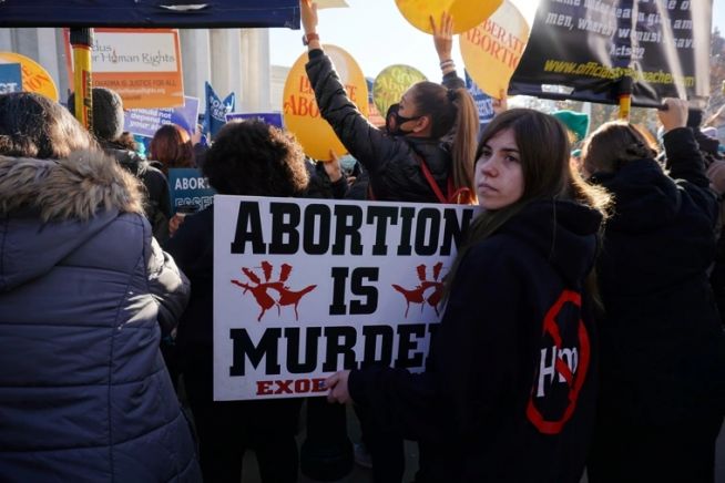2021년 12월 1일 워싱턴 DC에 있는 미국 대법원 건물 앞에서 낙태 반대 시위대가 서 있다. 