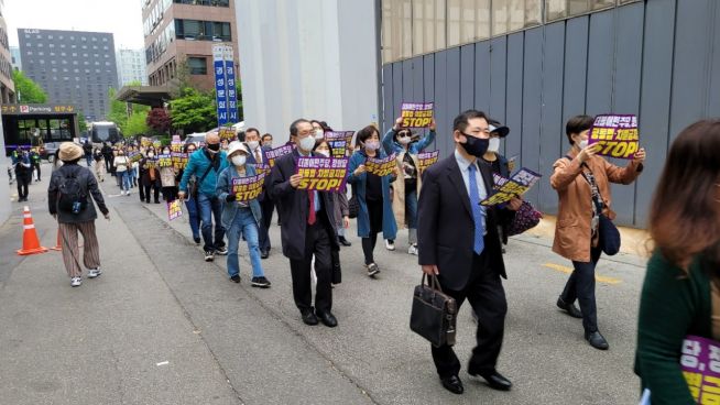 수도권기독교총연합회(서울·경기·인천), 17개광역시도악법대응본부, (사)전국17개광역시도226개시군구기독교총연합회(전기총연), 한국보수시민단체및전국기독교총연합(보기총), 건강한경기도만들기도민연합, 진정한평등을바라며나쁜차별금지법을반대하는전국연합(진평연), 올바른여성연합 등은 25일 오후 국회 정론관에서 기자회견, 의원회관 대회의실에서 연합집회를 잇달아 열고, 이후 더불어민주당과 정의당사까지 퍼레이드를 벌이며 이동해 각 당에 성명서를 전달했다.