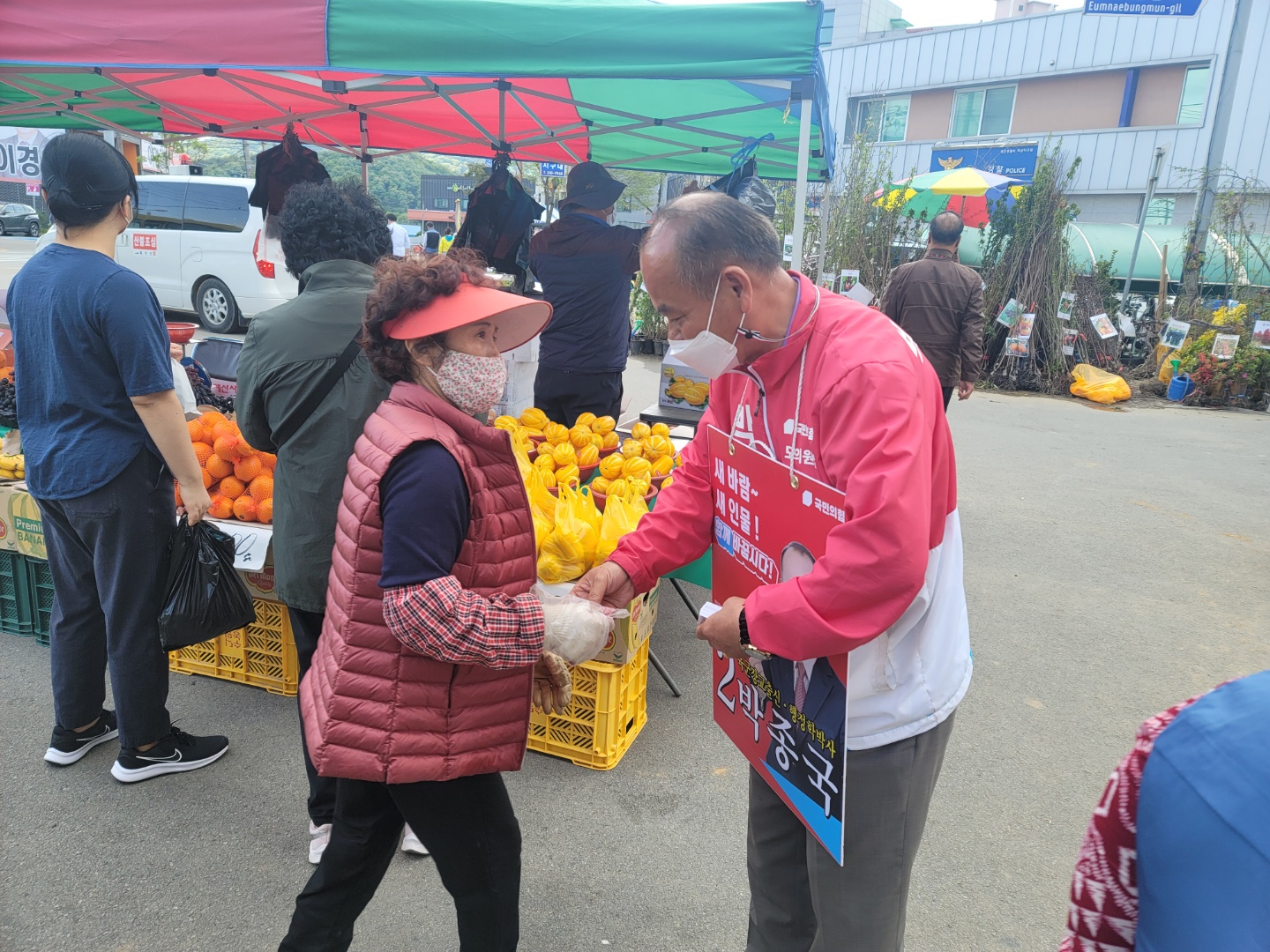 ▲박종국 예비후보가 시장에서 지역 주민과 악수하고 있다.