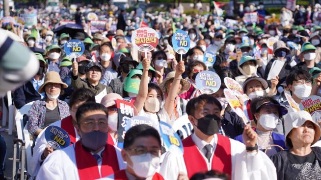 민주당과 정의당이 다수 의석을 앞세워 ‘포괄적 차별금지법’(평등법) 추진을 강행하고 있는 가운데, 기독교계가 이를 총력 저지하기 위해 15일 오후 국회의사당역 일대에서 ‘동성애를 옹호하는 차별금지법 반대 미스바 구국기도회’를 개최했다. 