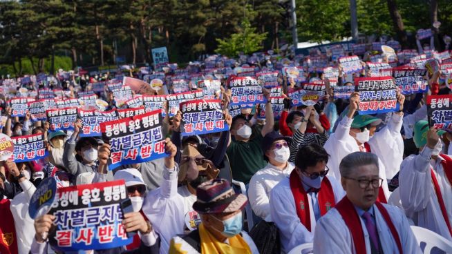 민주당과 정의당이 다수 의석을 앞세워 ‘포괄적 차별금지법’(평등법) 추진을 강행하고 있는 가운데, 기독교계가 이를 총력 저지하기 위해 15일 오후 국회의사당역 일대에서 ‘동성애를 옹호하는 차별금지법 반대 미스바 구국기도회’를 개최했다. 