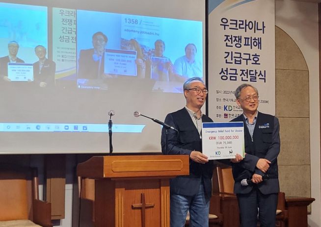 성금을 전달하는 한교봉 김태영 대표단장과 천영철 사무총장 