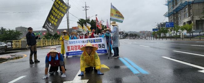 공공주택지구 전국연대 대책협의회(이하 ‘공전협‘/ 의장 임채관)는 지난 7월  18일 오전 11시30분 LH경기본부 앞을 출발, 경기도 성남시(오리→미금→정자→수내→야탑→고등)를 통과해 21일 오후3시 서울특별시로 진입, 강남구(세곡동, 내곡동), 서초구(양재동, 서초동, 반포동)를 지나 25일 용산 대통령집무실 앞까지 40Km 구간에서 폭염 속 <기어가기> 시위를 8일간 진행하고 있다.