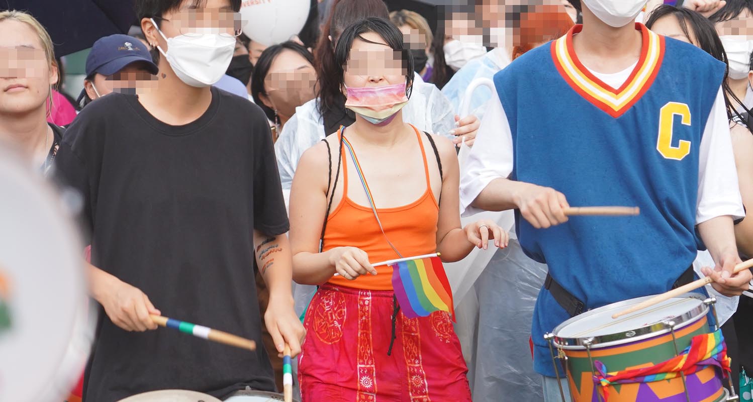 ▲가족단위의 시민들이 애용하는 서울광장에서 16일 열린 퀴어축제 참가자들 모습 ⓒ송경호 기자