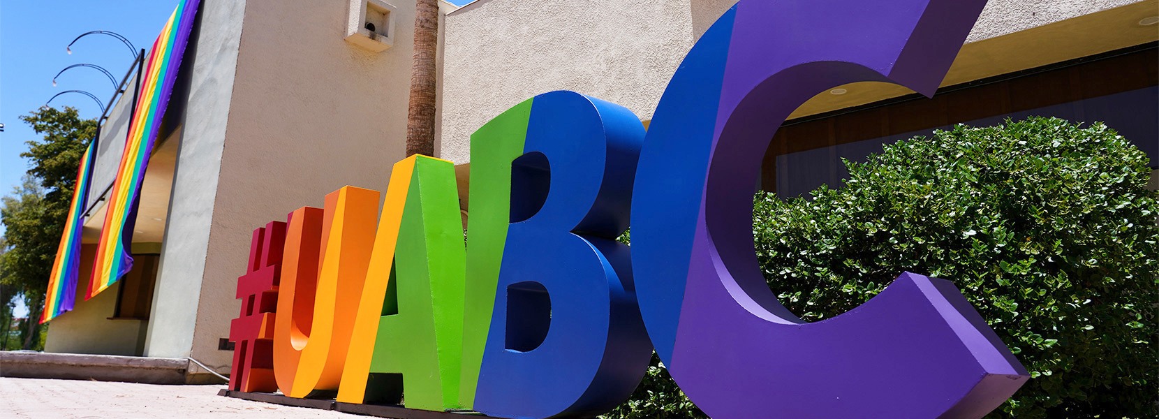 ▲멕시코 바하칼리포르니아자치대학교(UABC)의 교정에는 LGBT를 상징하는 무지개기와 이와 동일한 색상의 대학 로고가 설치돼 있다.   ⓒ바하칼리포르니아자치대학교 웹사이트