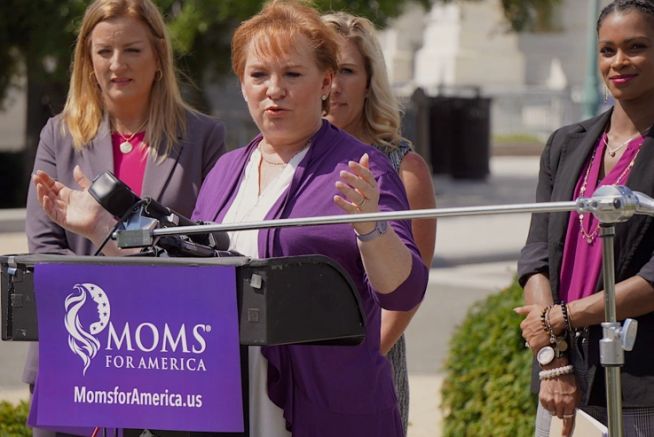 미국 학부모 권리 단체 '맘스포아메리카(Moms For America)' 회장이자 설립자인 킴벌리 프레처가 이달 14일 국회 의사당 앞에서 기자 회견을 갖고 있다. 
