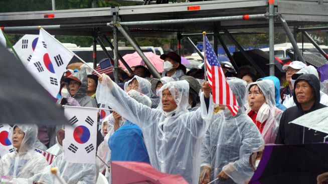 추위와 비바람 뚫고 광화문에 또 10만 결집… “나라와 대통령 위해 기도하자”