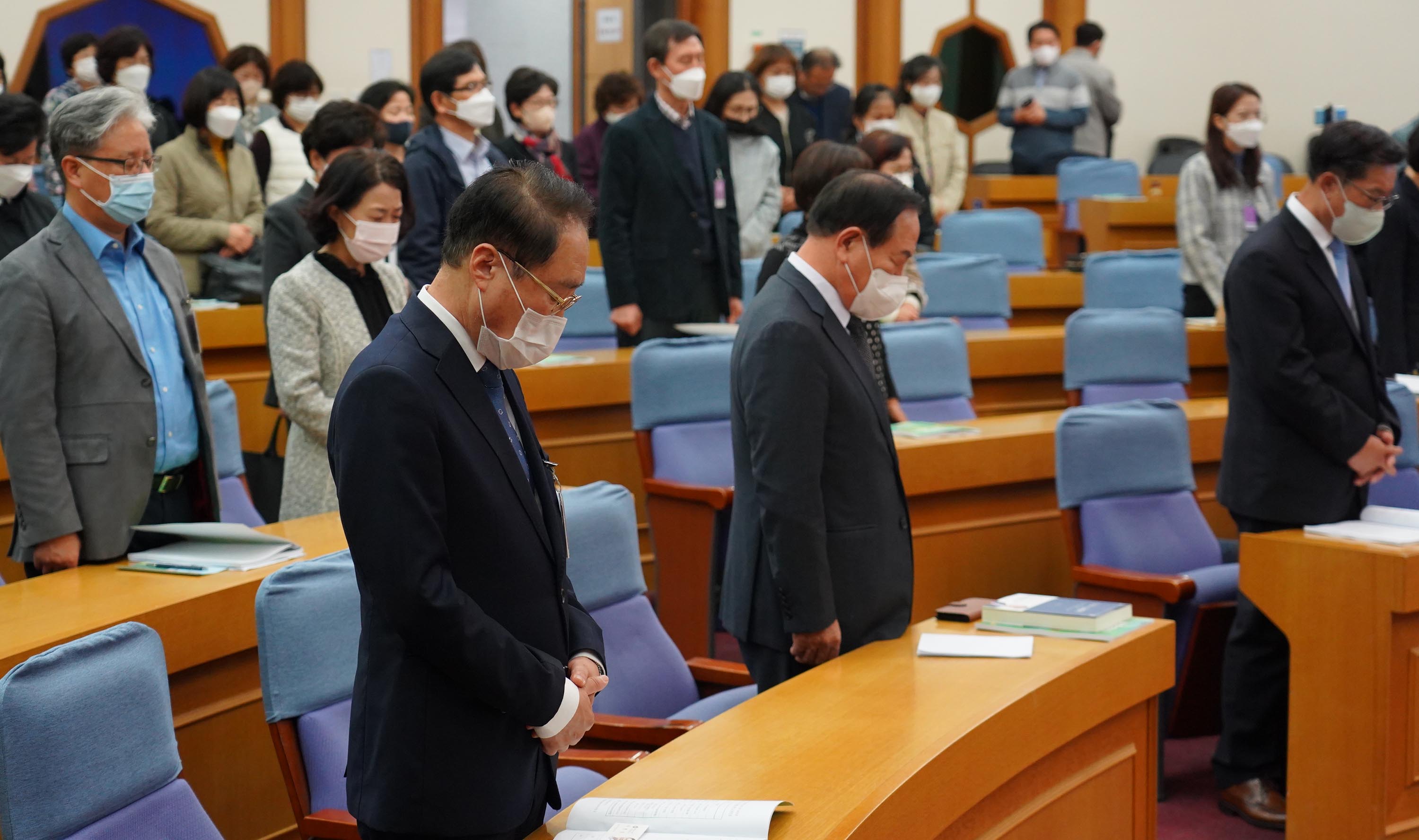 ▲바른군인권연구소 김영길 소장(앞줄 왼쪽)을 비롯한 참석자들이 묵념하고 있다. ⓒ송경호 기자