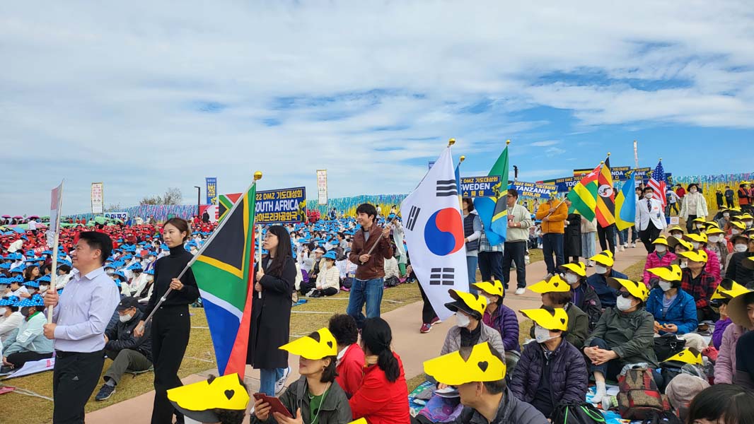 ▲2022년 DMZ 기도대성회에서 각 국기들과 기수단이 입장하고 있다. ⓒ여의도순복음교회