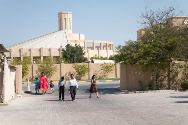 카타르 메사이미어 복합단지 안에 있는 가톨릭 교회 전경.