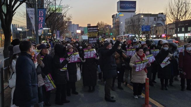 “2022 개정 교육과정 책임자들 사퇴” 용산 전쟁기념관 앞에서 규탄 집회