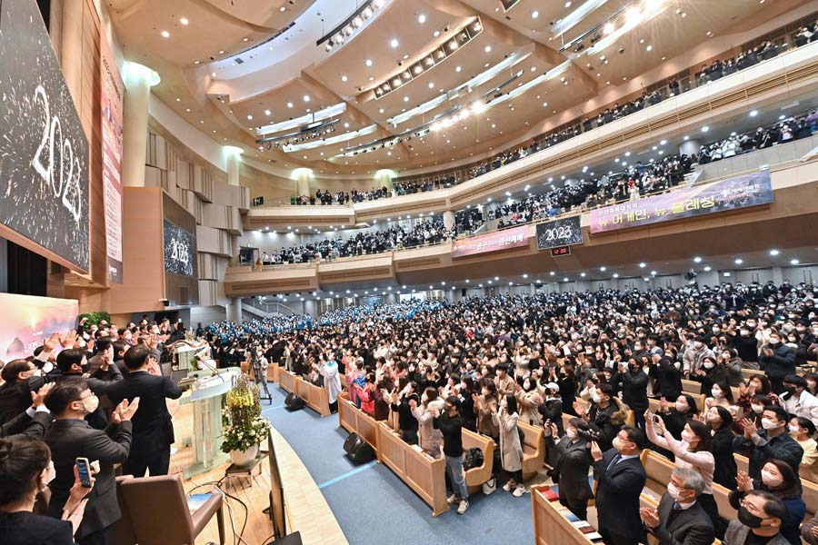 ▲새에덴교회 송구영신예배에 성전을 가득 채운 성도님들 모습