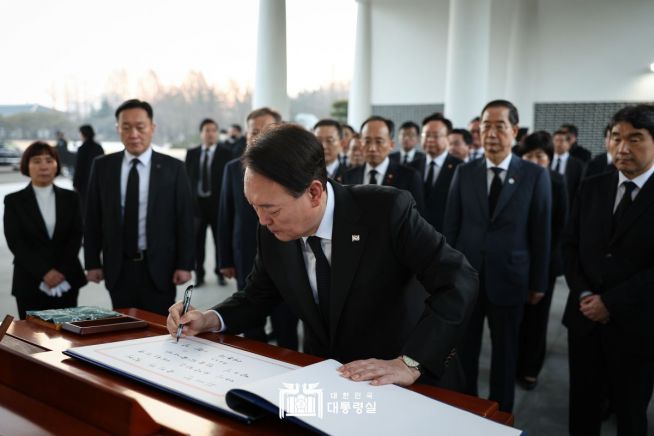 1월 1일 국립서울현충원을 방문해 참배한 윤석열 대통령 