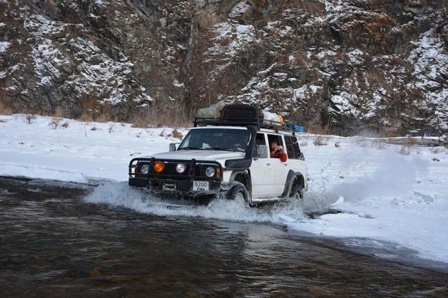몽골 강 얼음 눈 오프로드 자동차 여행