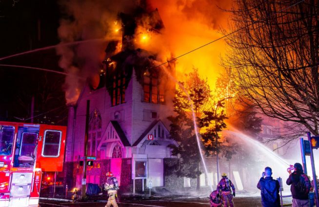 2023년 1월 3일 오리건주의 옛 포틀랜드한인교회 건물이 정신질환자가 저지른 방화로 인해 불에 타고 있다.