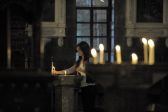 시리아 다마스쿠스에 있는 세인트폴 멜카이트 그리스 가톨릭교회에서 한 예배자가 지진 희생자들을 위해 촛불을 밝히고 있다.  