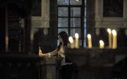 시리아 다마스쿠스에 있는 세인트폴 멜카이트 그리스 가톨릭교회에서 한 예배자가 지진 희생자들을 위해 촛불을 밝히고 있다.  