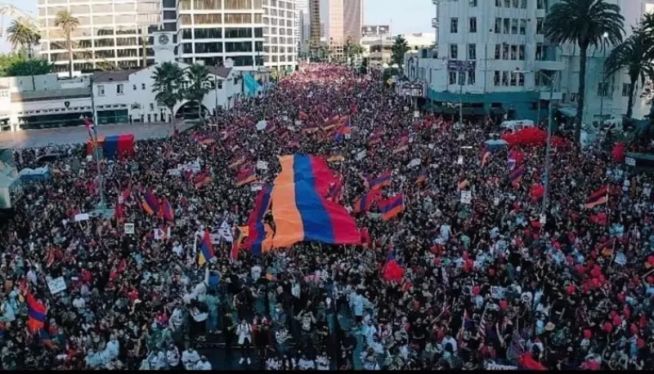 2020년 10월 11일 캘리포니아 로스앤젤레스 거리에서 10만여 명의 시위대가 아르메니아의 나고르노-카라바흐 지역에서 아제르바이잔의 군사 행동에 반대하는 행진을 벌이고 있다.  
