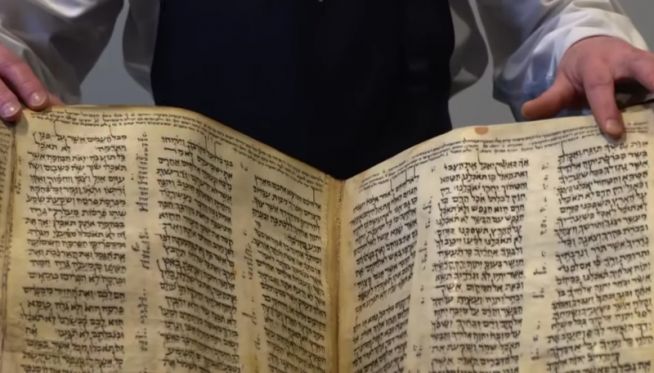 현존하는 가장 오래된 히브리어 성경책 ‘코덱스 사순’이 15일 뉴욕 소더비에 전시되어 있다. 