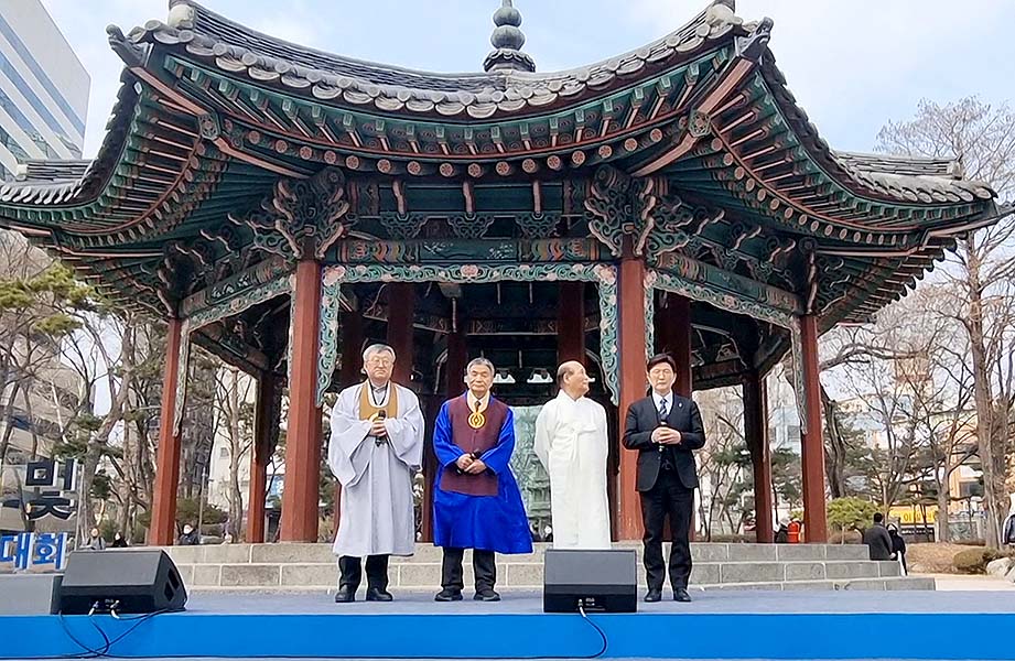 ▲정서영 대표회장(맨 오른쪽)이 종교계 대표들과 함께한 모습. ⓒ한기총