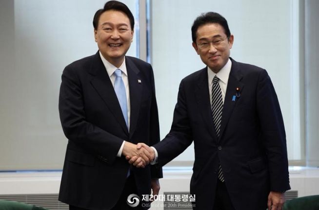 윤석열 대통령(왼쪽)과 기시다 후미오 일본 총리