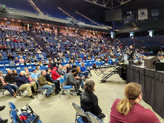 애즈베리 대학교에서 모임이 중단되자 2월 26일 University of Kentucky 체육관에서 열린 집회.
