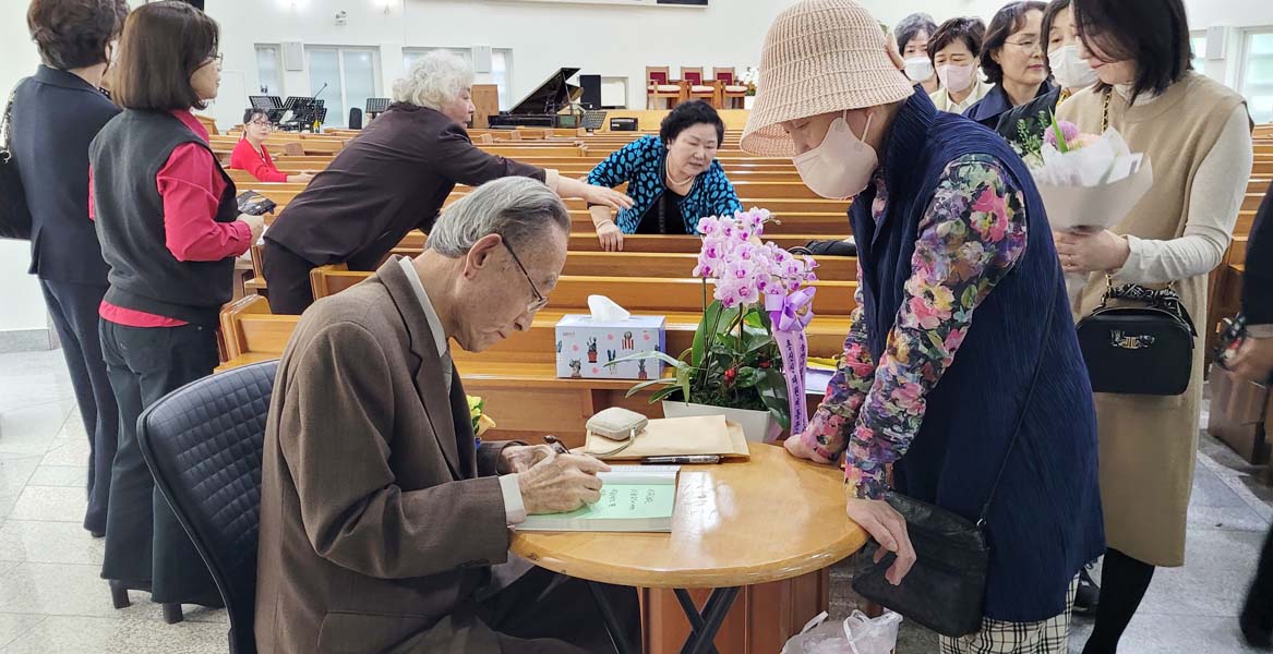 ▲김명혁 목사가 저서에 사인을 해 주고 있다. ⓒ이대웅 기자