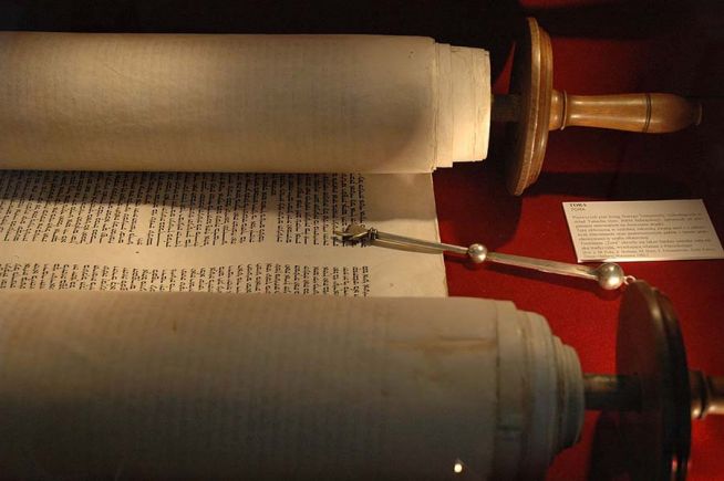 구약 성경 토라 두루마리 모세오경 폴란드 회당 유대 박물관